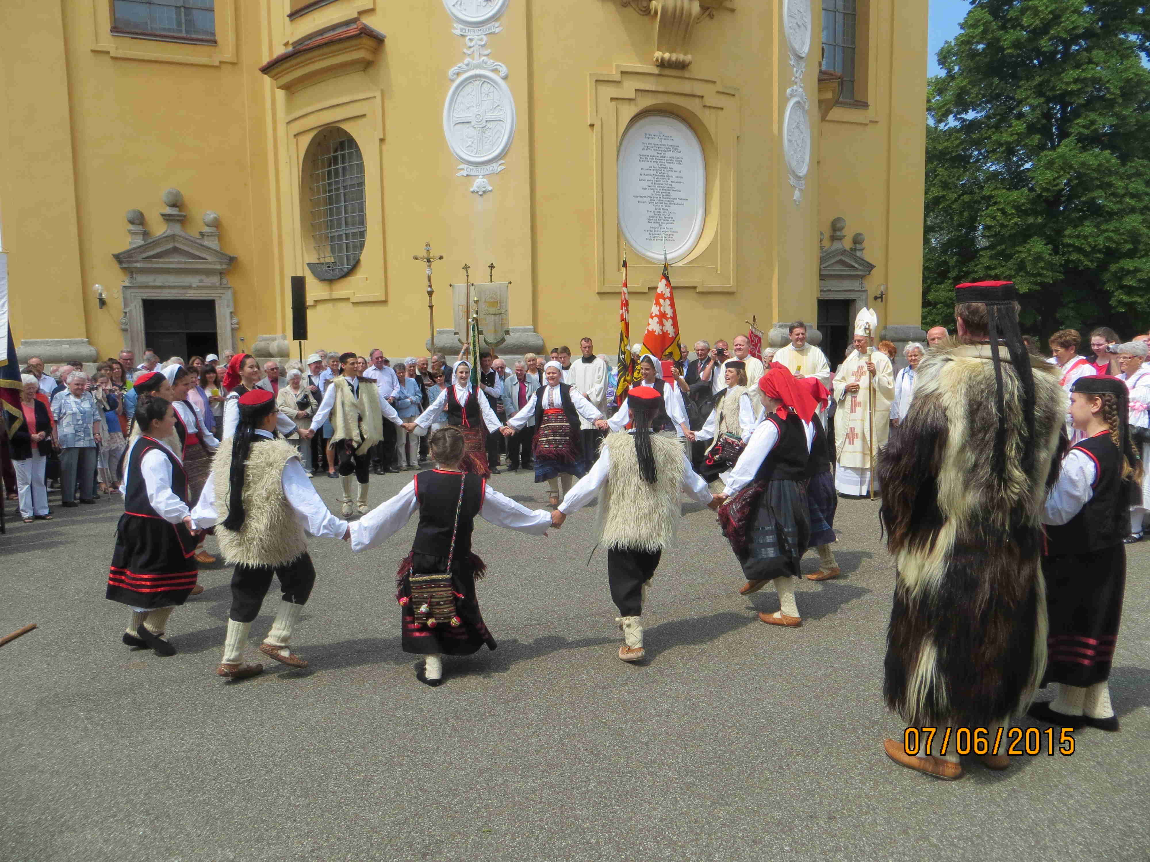 Tanzgruppe vor Schönenbergkirche
