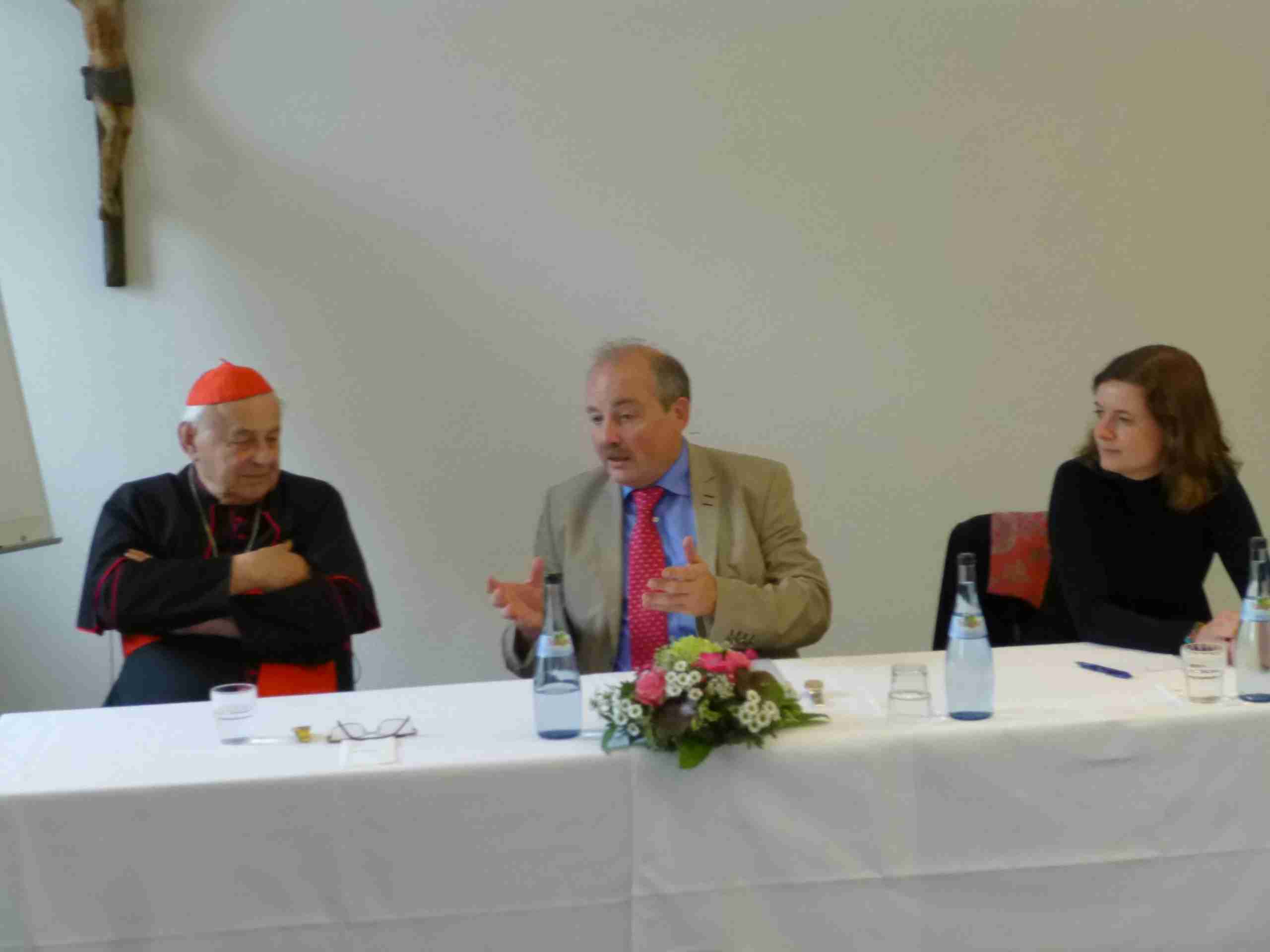 Kardinal Vlk, Prof. Dr. Rainer Bendel und Dr. Katerina Kovačková im Gespräch